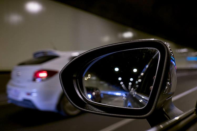 Holden Astra Sportswagon blindspot monitoring